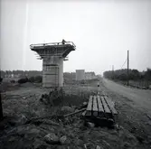 Vy från byggandet av Ölandsbron. Bilden tagen på Svinö, in mot land,  med vägbanken bredvid bron.