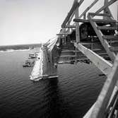 Från byggandet av Ölandsbron. Fotot är taget från sundet. Längs bron löper den vägbank som användes för att transportera material.