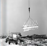 Från byggandet av Ölandsbron. Gjutform hissas på plats.