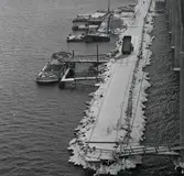 Från byggandet av Ölandsbron. Pråmar förtöjda vid vägbanken som via Svinö förband bygget med fastlandet.