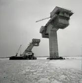 Vy från byggandet av Ölandsbron. Vägbanorna byggdes mot varandra, ut från pelarna, i flyttbara gjutvagnar.