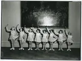 Skougårds dansskola, flickor i balettdräkt.