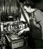 En kvinna i arbete på Lumalampan.