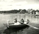 Roddtur vid stranden väster om lotsplatsen med badstranden längre bort. Tandläkare Sandbergs hus i blickfånget.