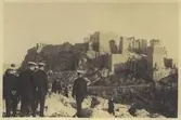 Svenska sjöofficerare på Areopagusklippan i Athen, med utsikt mot Akropolis. Bilden har uppenbarligen tagits då Gunvald Berger 1925-1926 deltog i pansarkryssaren FYLGIAs långresa till Medelhavet och Svarta havet 1925-1926.