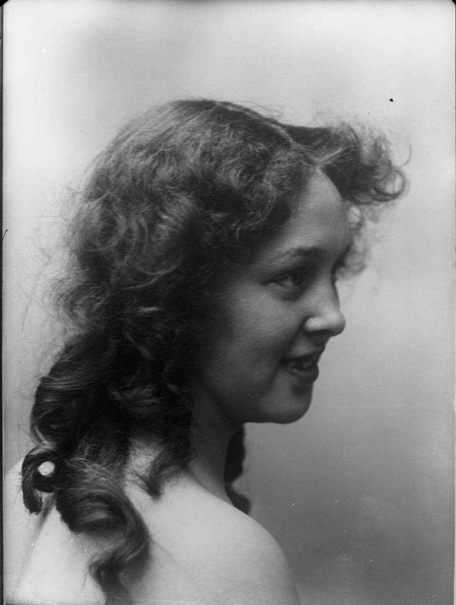 Calla Helena Sundbeck, Okänd kvinna med bara axlar.