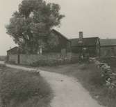 En gård med sadeltak och stenmur i Segerstad.
