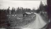 Gärdsgård och ett bostadshus i Fagerhults socken.

Foto: K. Bergström 1926

Från vägen mellan Fagerhult socken och Alsterbro.