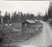 Gärdsgård och ett bostadshus i Fagerhults socken.

Foto: K. Bergström 1926

Från vägen mellan Fagerhult socken och Alsterbro.
