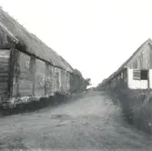 En radby med stråtak och takryttare i Himmelsberga.