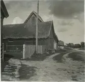 Ekonomibyggnader med stråtak i Äpplerums by.