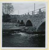 En valvbro som är en kallmur. På en dammanläggning i Broholm.