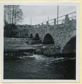 En valvbro som är en kallmur. På en dammanläggning i Broholm.