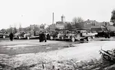 Parkeringsplatsen bakom kv. Muren innan Nils Carlgrens s k pensionärsbostäder byggdes.
Mobilisering av bilar i början av andra världskriget.