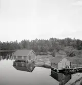 Skötegård med bodar och båtar.