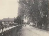 Motiv från bygatan i Skogsby 1910.