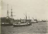 En brigg och ångbåt vid Kalmar hamn.