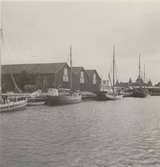 Hamnmagasin och segelfartyg vid Kalmar hamn.
