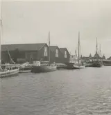 Hamnmagasin och segelfartyg vid Kalmar hamn.