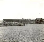 Hägnader mellan Valåkras nummer tre mangårdsbyggnader och Valåkras nummer två ladugård (till vänster på fotot).