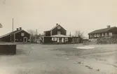 Vid torget. Från vänster Jonssons, Hammars och Fagerströms. Allt rivet omking. 1930.