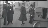 Lettlands president Zemgals (i mitten) ombord på pansarskeppet SVERIGE under sitt statsbesök i Stockholm 1929; presidenten och hans följeslagare mottages av kapten Falkman och löjtnant Hermelin. Se även Fo229144A och Fo229236C.