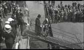 Kung Gustaf V går i land från pansarskeppet SVERIGE under sitt statsbesök i Tallinn 27 juni 1929.