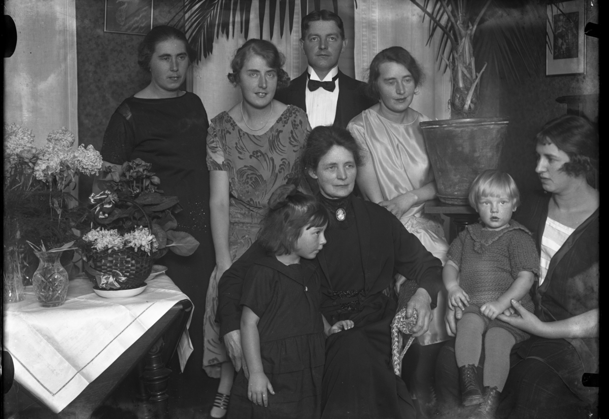 Calla Helena Sundbeck, Most likely, Anna Rythén, her home, in the middle with a niece and a niece.