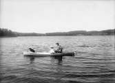 John och Ester Bauer i en kanot på sjön Bunn utanför Gränna. Deras tax 
