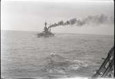 Pansarskeppet DROTTNING VICTORIA fotograferat från pansarskeppet SVERIGEs brygga