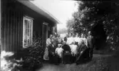 Änkan Klara Kling med barn och barnbarn framför Klings hus.