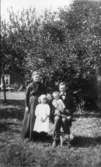 Familjen Pettersson, Vieholmen. Ester och Axel med barnen Viola och Sven.