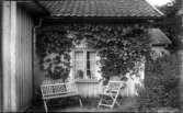 Claes Ottergrens hus i Floby innan de höjde huset med en setnfot av granit. Bakom t.h. Ringmans hus.