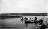 Flobybor besöker Brunnsnäs vid Ulricehamn. Man rodde eller åkte motorbåt från Ulricehamn till Brunnsnäs.