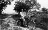Georg Skatt på sin motorcykel av märke Indian.