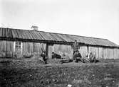 Bistocksrödjan, ett torp under Västra Jära Södergård. Vänstra halvan av huset är bostad och högra halvan är uthus.