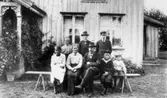 Ängagården. Sittande Dagmar Karlsson, Augusta och Karl Johansson, Sten Karlsson, sommarbarnet Eskil Viktor Emanuel. Stående Ada Andersson (syster till Augusta), EFS-predikanten L J Sandén från Källby, Gustav Karlsson.