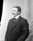 Ateljébild av ung man.