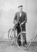 Ateljébild av man med cykel.