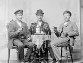 Tre rökande och konjaksdrickande herrar.