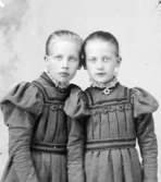 Ateljé.Två flickor i tre versioner. Fotograf: Ellen Kock? Axel Lundbäck m.fl.Gullspångssamlingen.Bilder från Gullspång med omnejd.