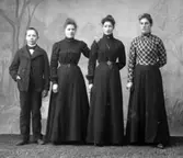 Ateljé.
Pojke och tre damer. 
Fotograf: Ellen Kock? Axel Lundbäck m.fl.
Gullspångssamlingen.
Bilder från Gullspång med omnejd.