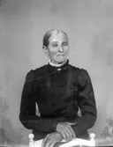 Ateljé. Äldre dam. (Skadad plåt). Fotograf: Ellen Kock? Axel Lundbäck m.fl.Gullspångssamlingen.Bilder från Gullspång med omnejd.