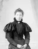 Ateljé. Dam. Fotograf: Ellen Kock? Axel Lundbäck m.fl.Gullspångssamlingen.Bilder från Gullspång med omnejd.