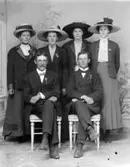 Ateljé. 
Fyra damer och två herrar. 
Fotograf: Ellen Kock? Axel Lundbäck m.fl.
Gullspångssamlingen.
Bilder från Gullspång med omnejd.