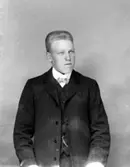 Ateljé. 
Herre. 
Fotograf: Ellen Kock? Axel Lundbäck m.fl.
Gullspångssamlingen.
Bilder från Gullspång med omnejd.