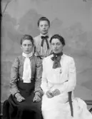 Ateljé. 
Tre damer. 
Fotograf: Ellen Kock? Axel Lundbäck m.fl.
Gullspångssamlingen.
Bilder från Gullspång med omnejd.