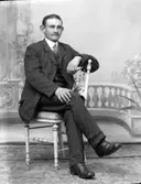 Ateljé.
Ladugårdskarl Hilding Eriksson, Stora Årås. 
Fotograf: Ellen Kock? Axel Lundbäck m.fl.
Gullspångssamlingen.
Bilder från Gullspång med omnejd.