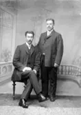 Ateljé. Två herrar. Fotograf: Ellen Kock? Axel Lundbäck m.fl.Gullspångssamlingen.Bilder från Gullspång med omnejd.