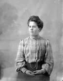 Ateljé.Dam. Fotograf: Ellen Kock? Axel Lundbäck m.fl. Gullspångssamlingen.Bilder från Gullspång med omnejd.